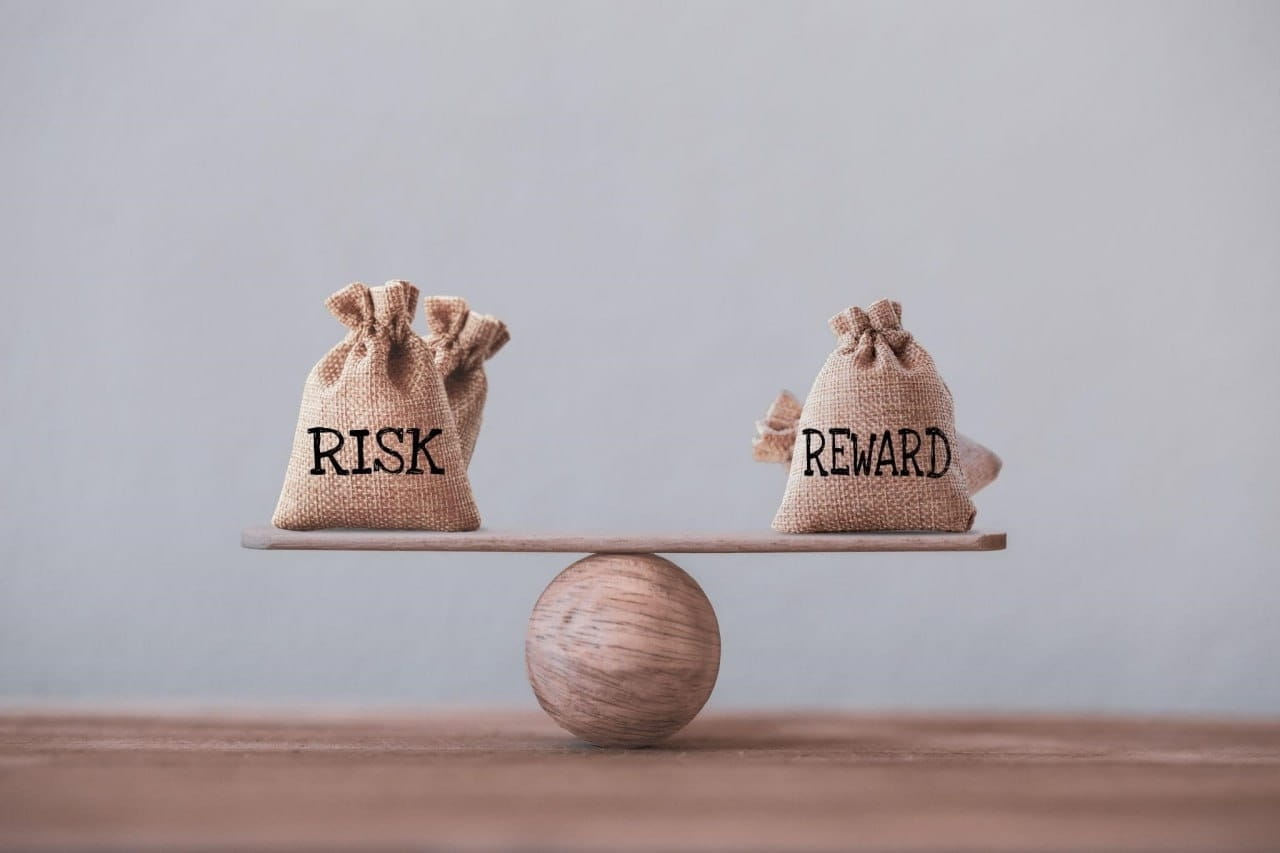 Reward is being distributed. Дерево с мешочками. риск и вознаграждение. risk reward. tax loss.
