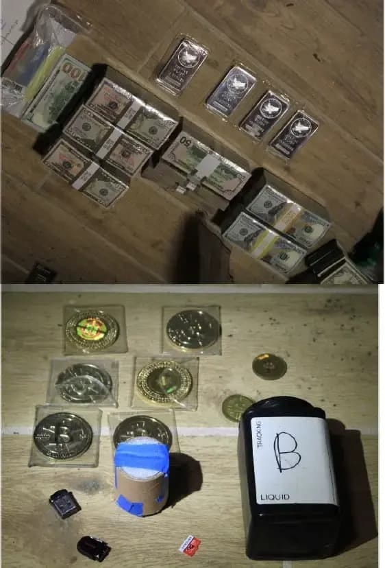 调查人员在搜查令中发现了实物比特币和现金。 
