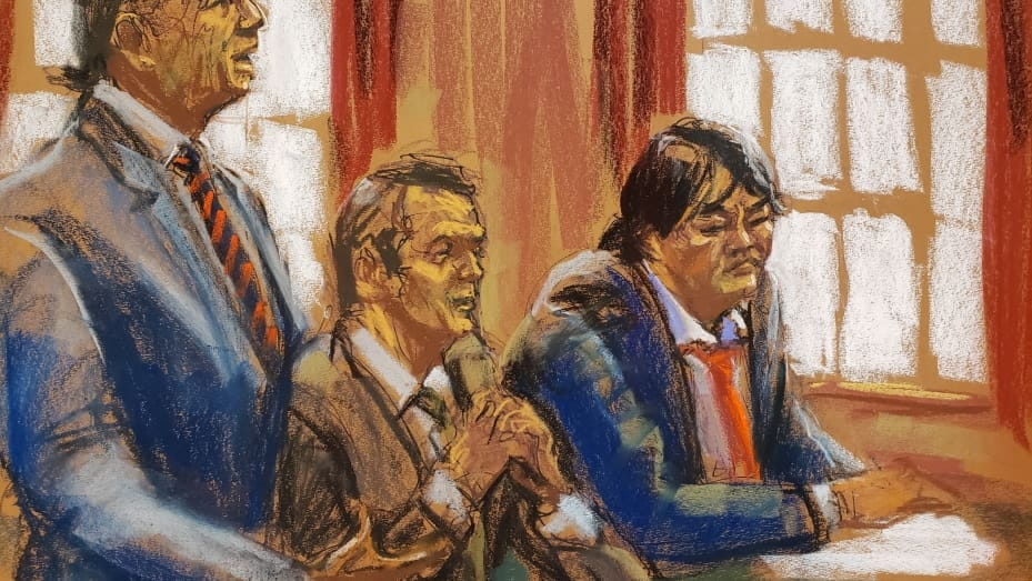 钟与他的律师迈克尔·巴赫纳和约翰·加兰一起宣判。