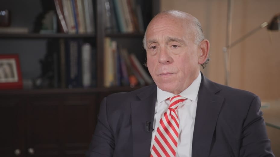 迈克尔·巴赫纳，钟的律师。