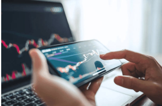 человек просматривает новости криптовалют на смартфоне