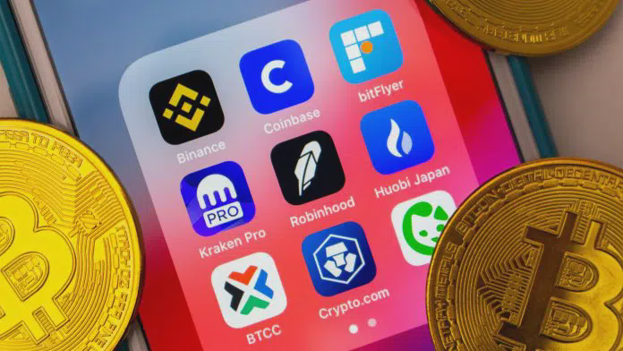 человек выбирает на смартфоне между несколькими криптобиржами