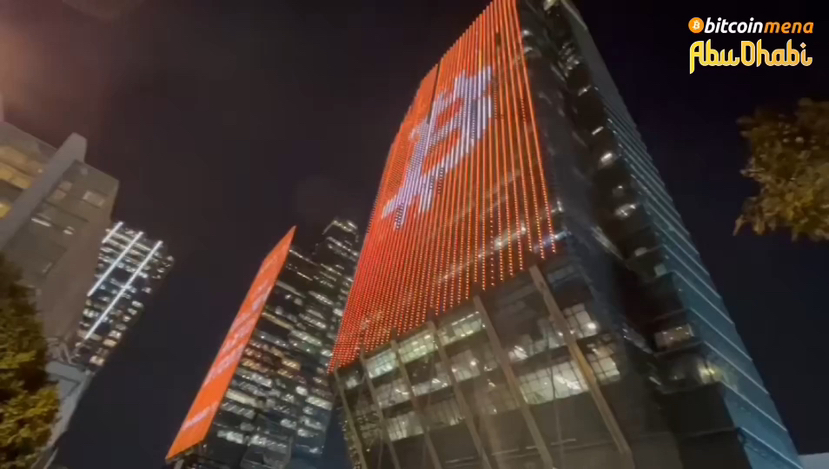 строительство здания из блоков с логотипом биткоина