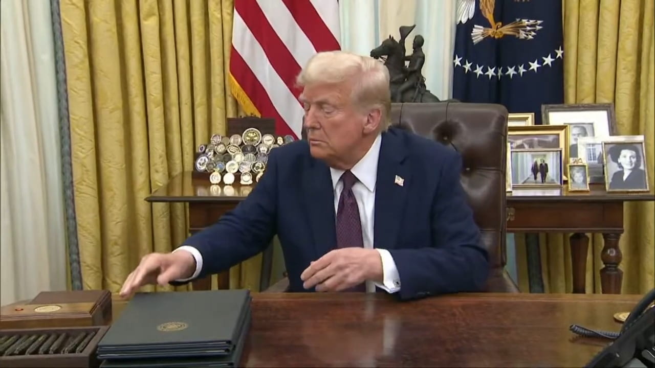 🚨 BREAKING: Trump Signs Executive Order on Crypto! 🚨 President Trump ...