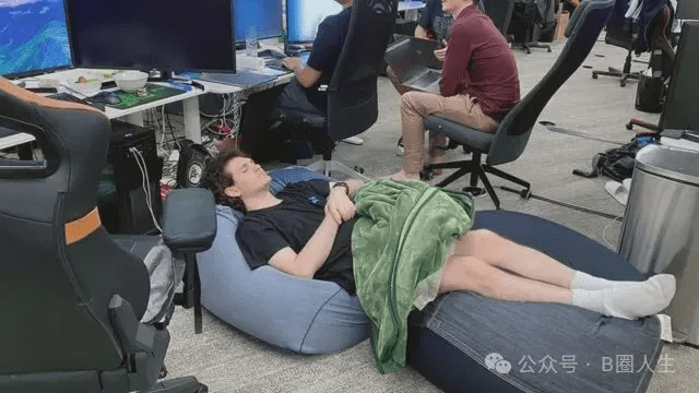 萨姆·班克曼-弗里德睡在懒人沙发豆袋