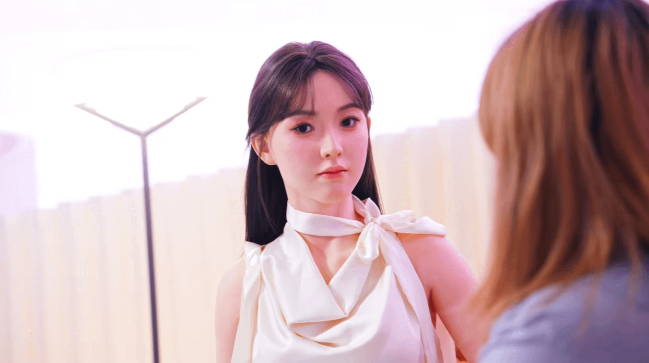 優必選首批UWorld U1女款機器人「小優」身高 168 公分，展現優雅靈動。