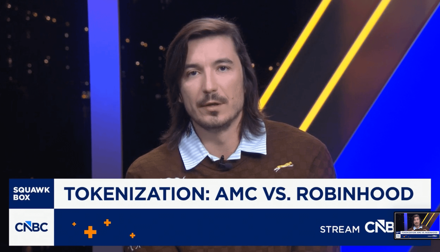 Robinhood 董事長暨執行長 Vlad Tenev 首度公開回應 AMC 執行長 Adam Aron 的批評，強調 Robinhood 有權發行與上市公司股票掛鉤的金融商品
