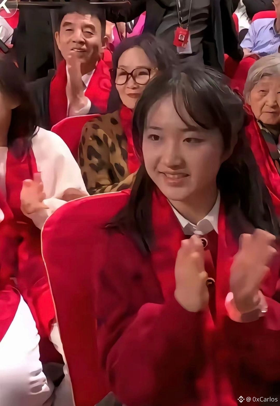春晚这个红衣女孩什么来历?导演居然给了她十多个镜头特写。 这又是谁家的千金大小姐?😂🙏 有人出来认领吗?$BT | 0xCarlos发布于币安广场