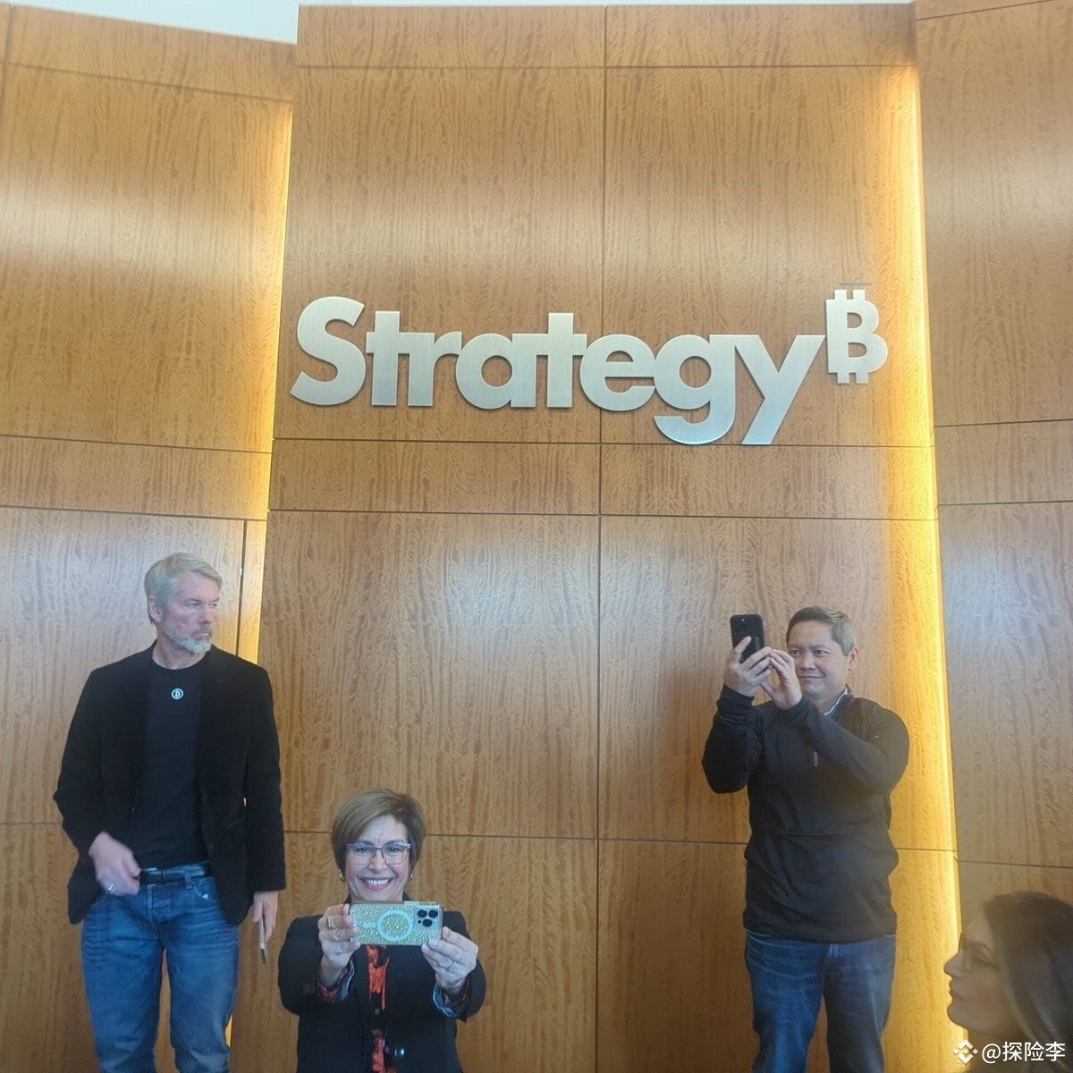 ❤️ #strategy 的新品牌形象已经在他们的办公大楼更新Strategy（纳斯达克：MSTR ）是最大的比| 探险李na Binance  Square
