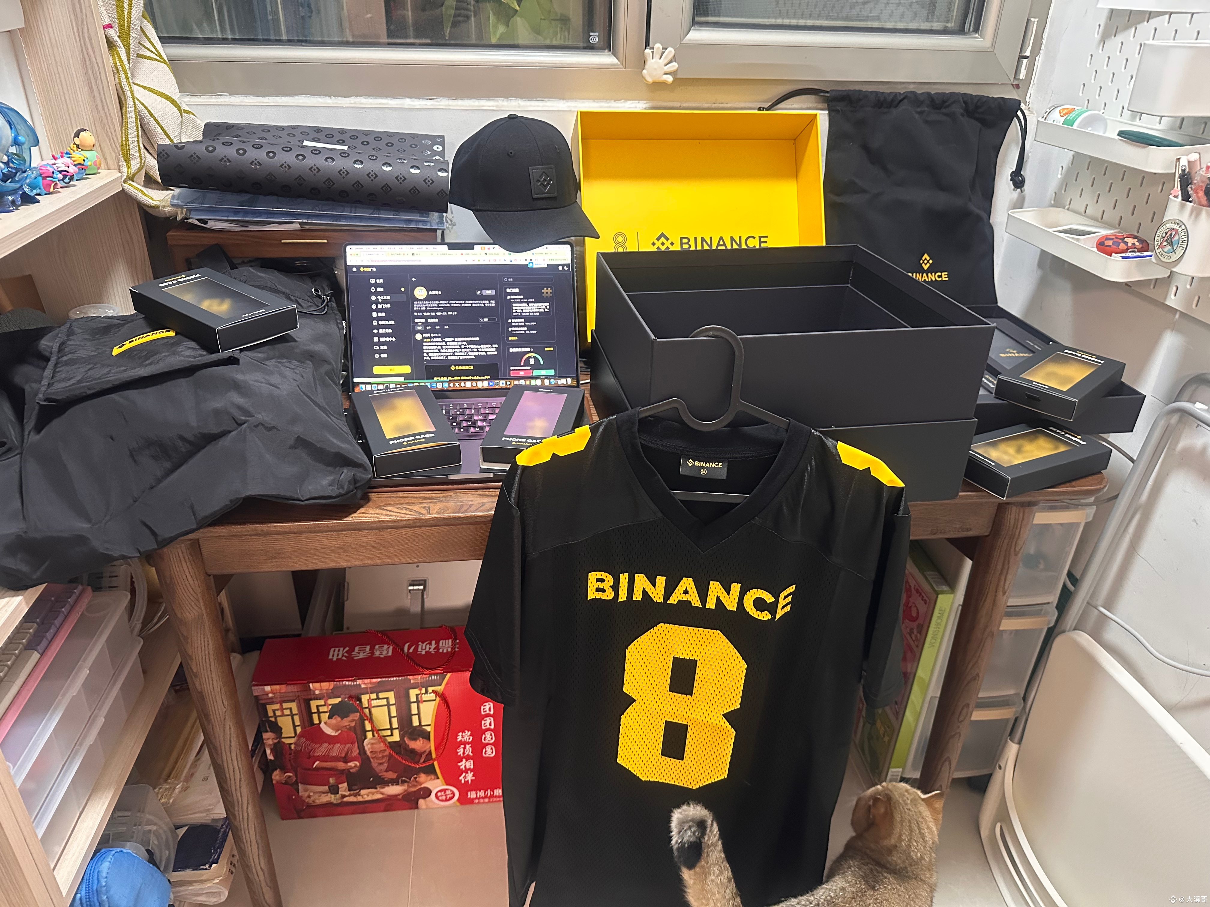 🎁 Received the Binance 8th Anniversary Gift Box @binance | 大漠哥