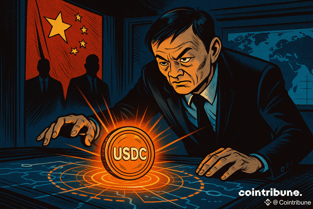 Dans une salle futuriste sombre, Jack Ma, fondateur de Ant International, observe une pièce USDC flottante sur une table holographique, éclairant un plan secret liant Chine et États-Unis.