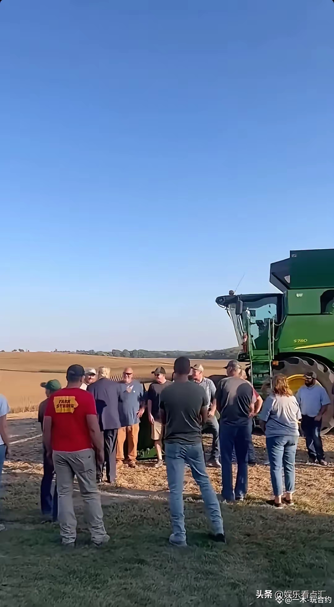 为选票拼了，特朗普走入田间地头拉票。为迎接特朗普的到来，被他接见，田间地头的农民们站成一排，这样方便特朗普握手。 哈里斯|