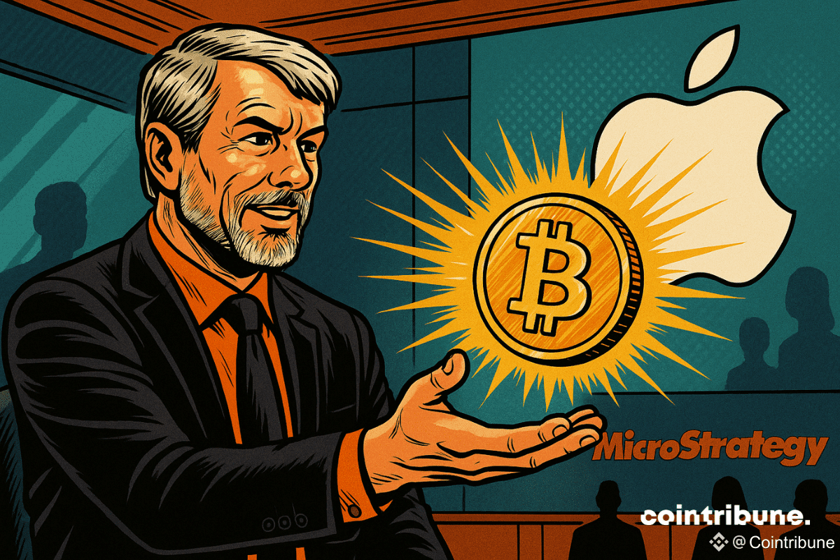 Michael Saylor tenant une pièce de bitcoin brillante avec comme fond le logo d'Apple