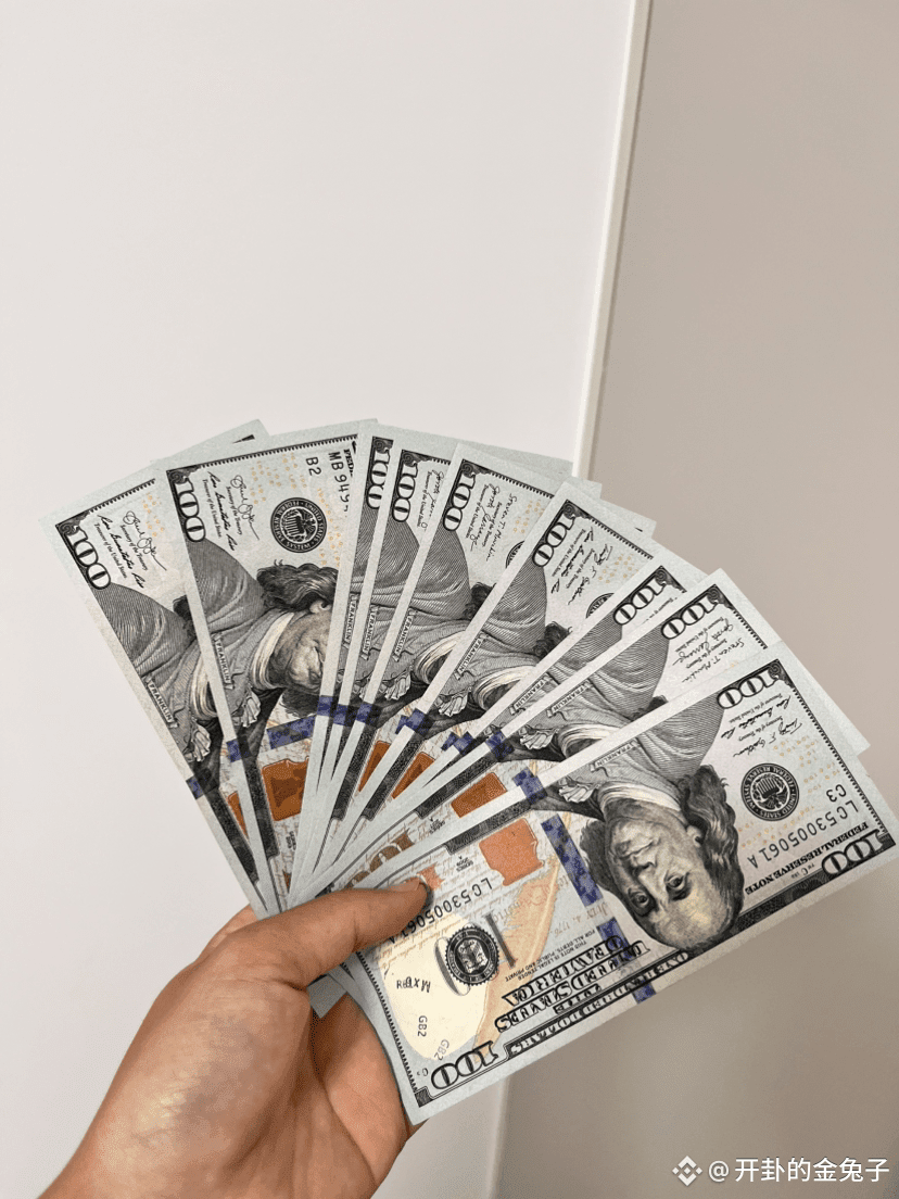 家里的聚宝盆这次有美金了，不怕大家笑话，第一次摸美金，美金比人民币薄一点。一不小心，就会少数一张。 摸到它，总有很奇|